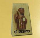 SAN BENITO (Pirámide madera - 13 cms)
